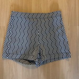 Dynamite high waisted patterned shorts S
